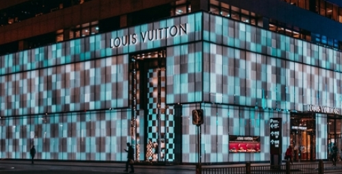 How top companies use architectural glazing to reflect brand personality?